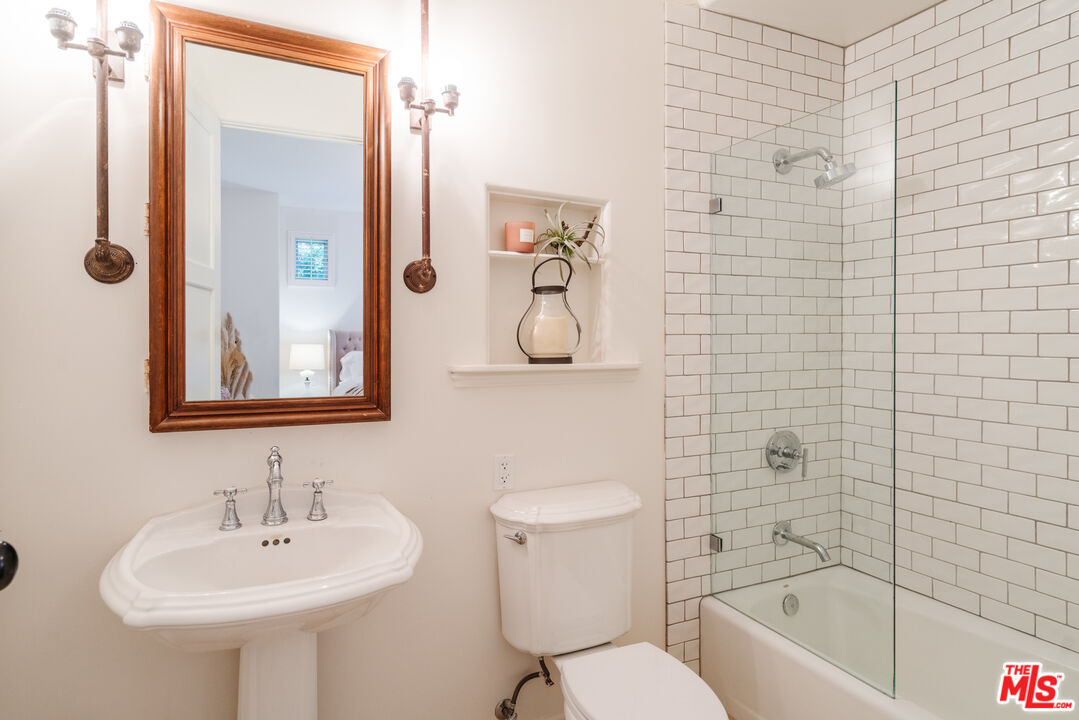 1636 Queens Road Los Angeles, CA 90069 - Photo 29 of 50 a bathroom with a sink mirror toilet and bathtub