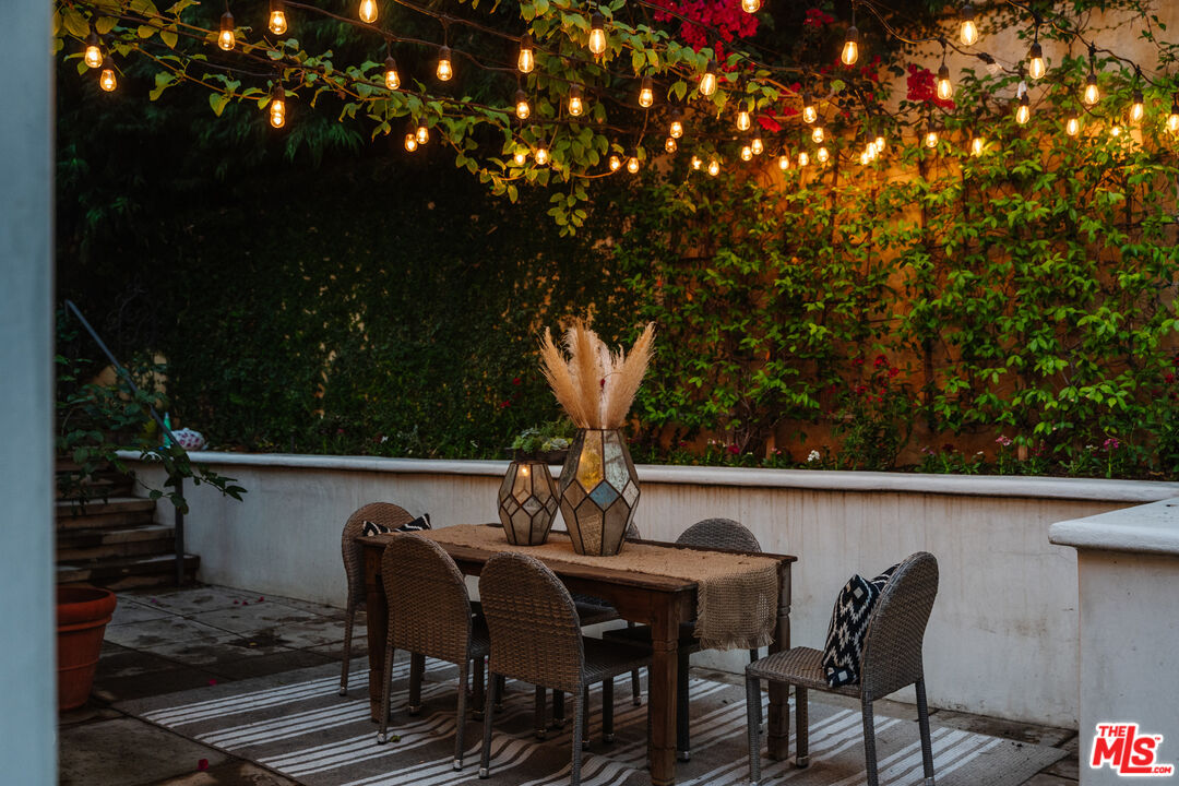1636 Queens Road Los Angeles, CA 90069 - Photo 42 of 50 a view of a chairs and table in patio