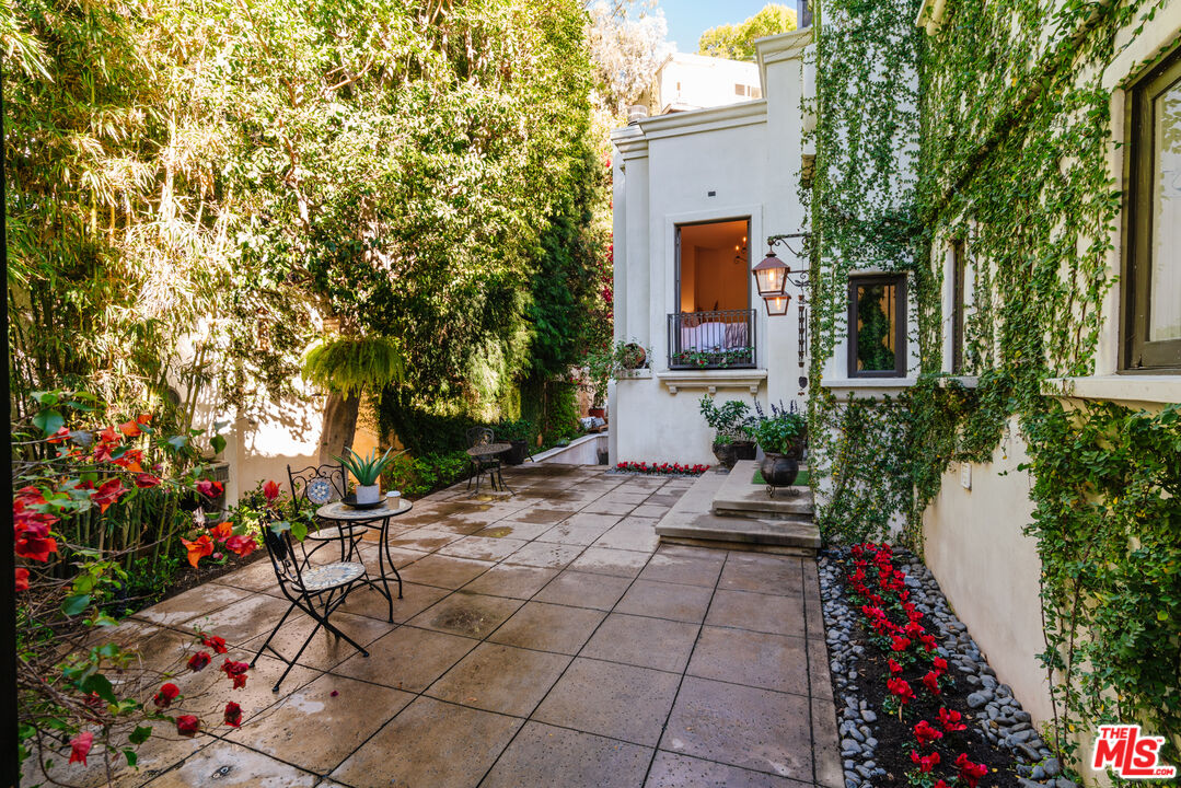1636 Queens Road Los Angeles, CA 90069 - Photo 47 of 50 a entryway view with a outdoor space