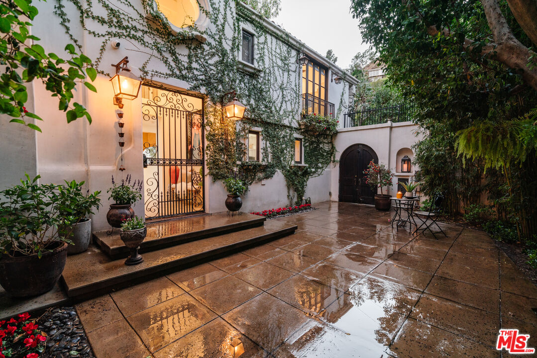 1636 Queens Road Los Angeles, CA 90069 - Photo 48 of 50 a view of a chairs and tables in the patio