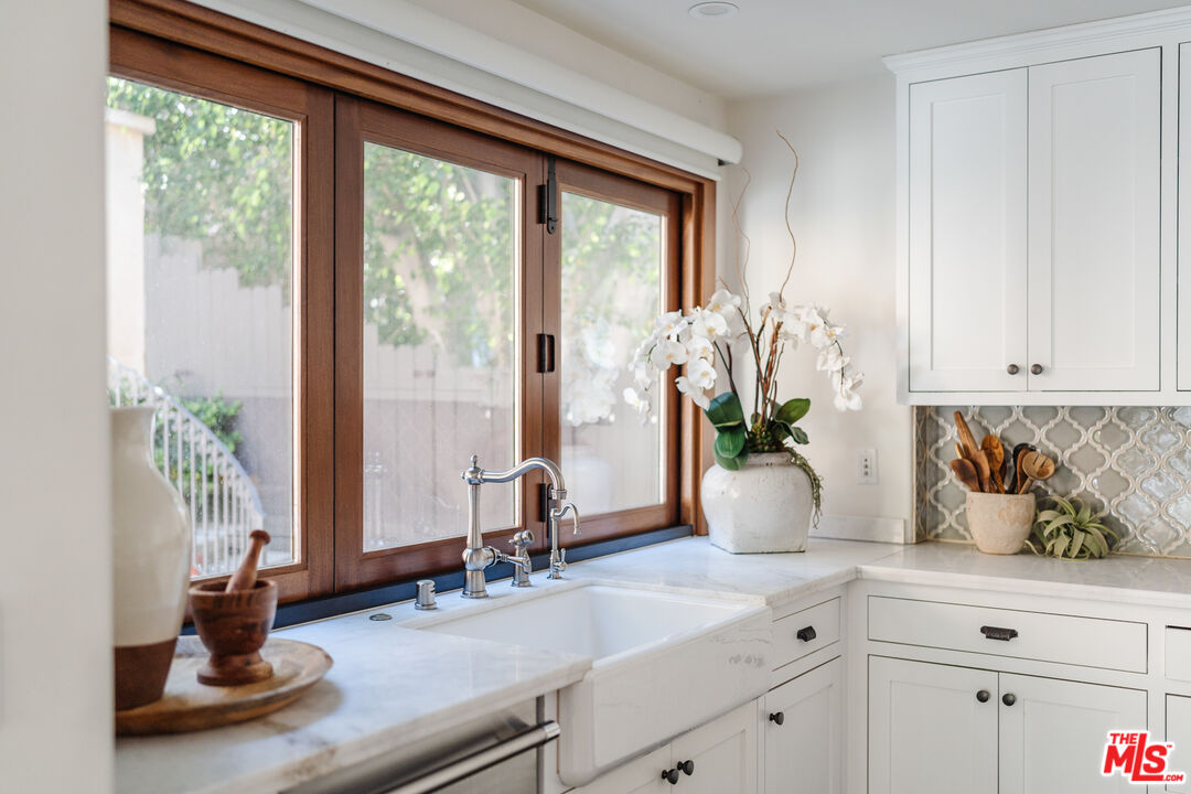 1636 Queens Road Los Angeles, CA 90069 - Photo 7 of 50 a living room with furniture and potted plant