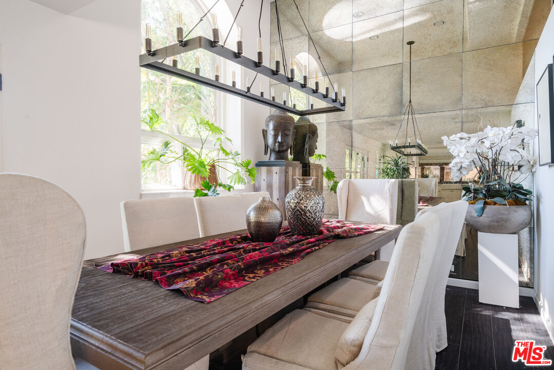 1636 Queens Road Los Angeles, CA 90069 - Photo 10 of 50 a view of a dining room with furniture