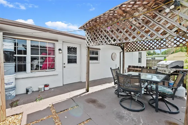a view of a dinning table and chairs in the patio