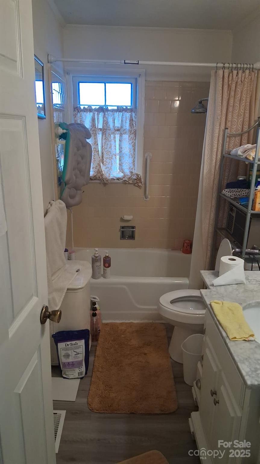 208 Panaview Drive Gaffney, SC 29341 - Photo 10 of 24 a bathroom with a tub sink and mirror