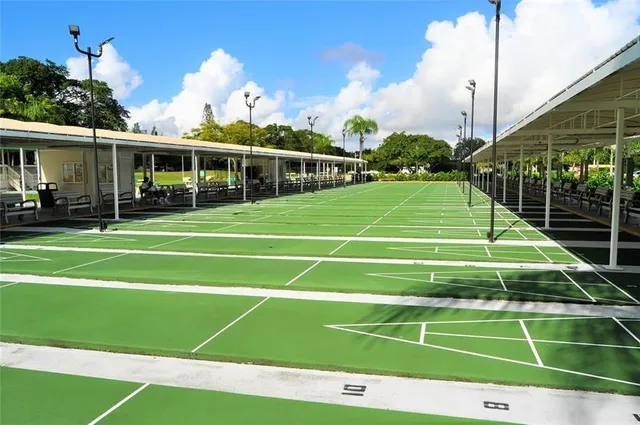 a tennis court that has tennis net