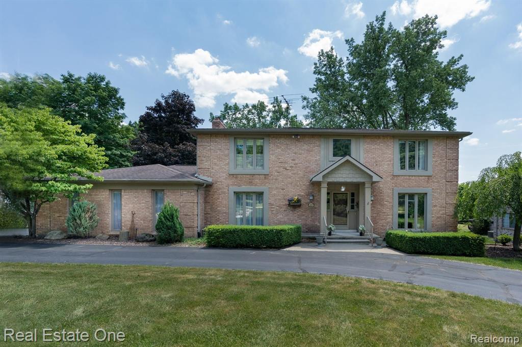 781 Dutton Road Rochester Hills, MI 48306 - Photo 1 of 33