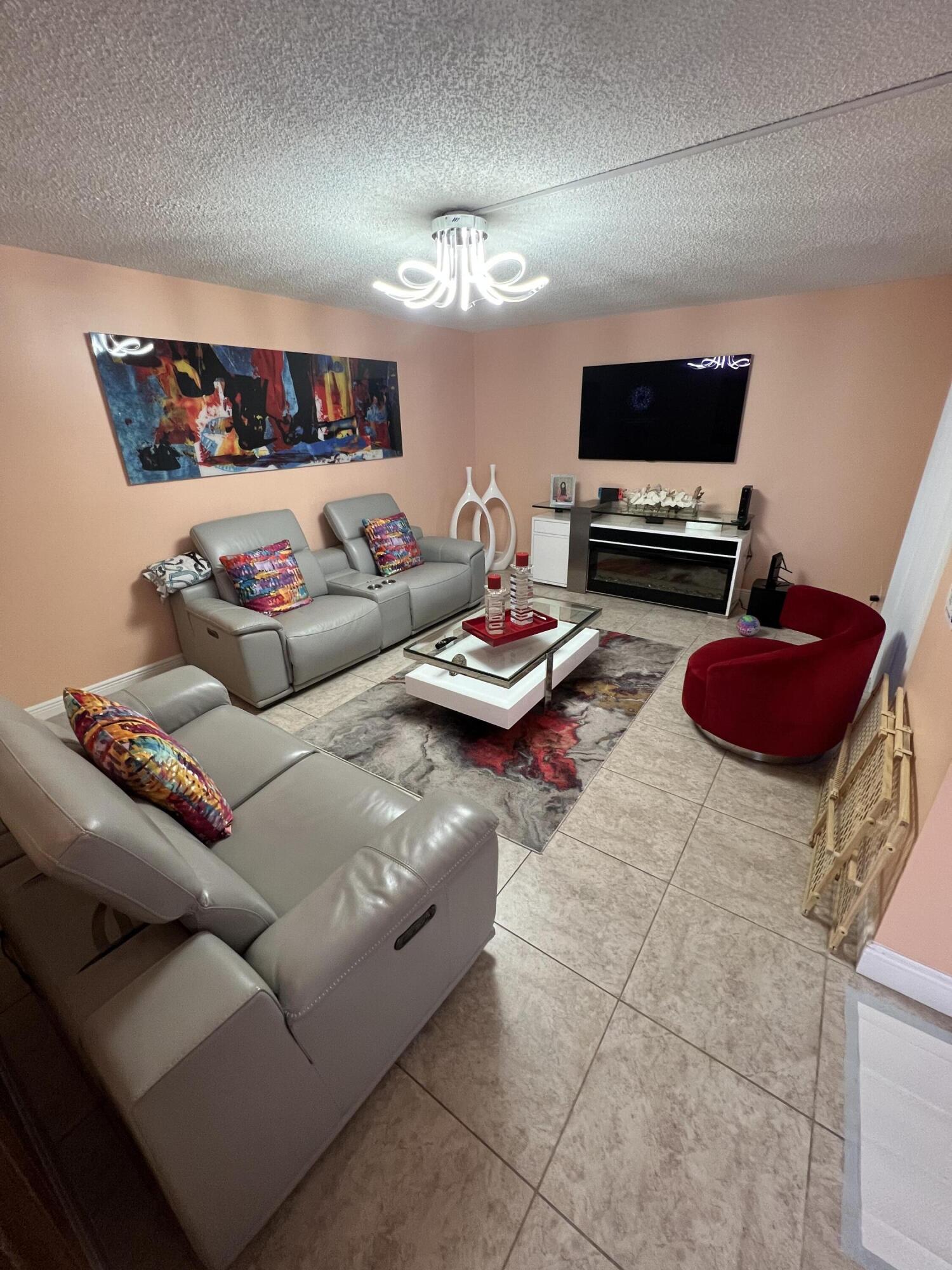 411 Arabian Road Palm Springs, FL 33461 - Photo 18 of 29 Living Room