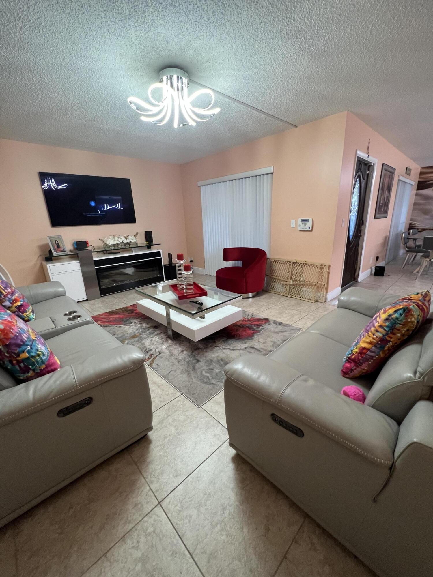 411 Arabian Road Palm Springs, FL 33461 - Photo 19 of 29 Living Room