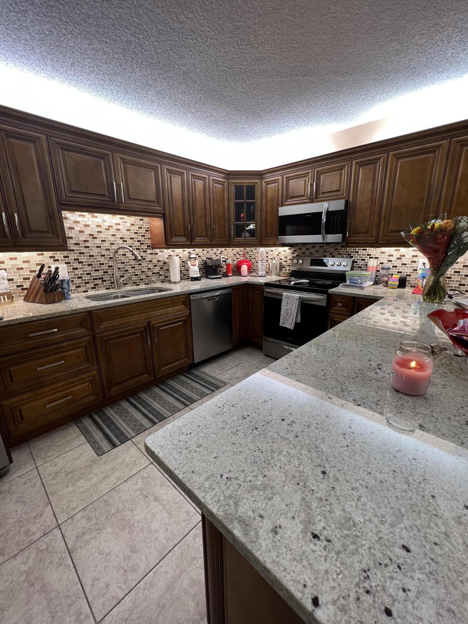 411 Arabian Road Palm Springs, FL 33461 - Photo 24 of 29 Kitchen