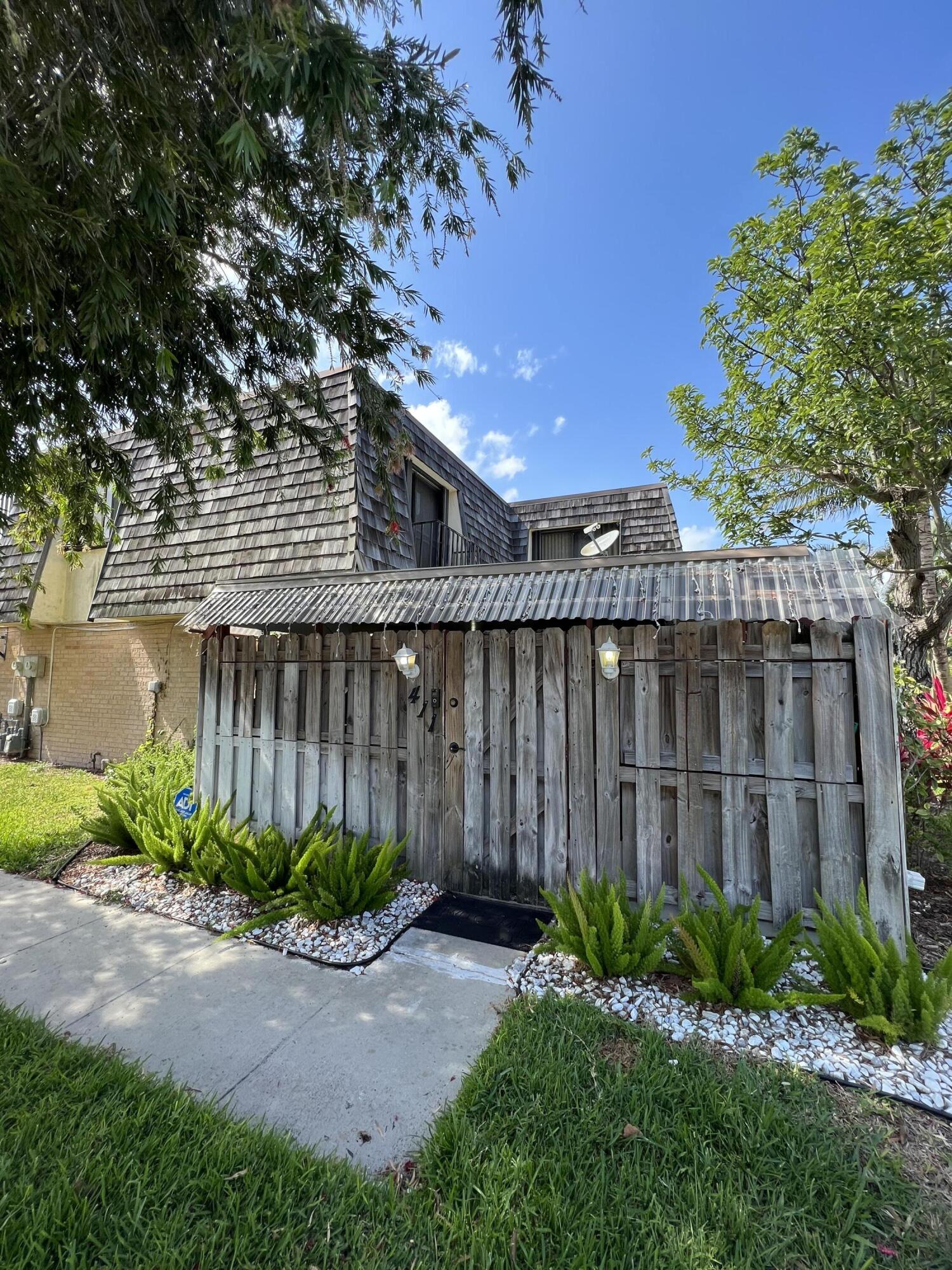 411 Arabian Road Palm Springs, FL 33461 - Photo 29 of 29 Entrance