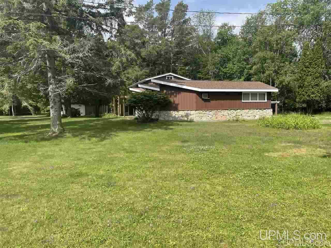 5340 12th Road Escanaba, MI 49829 - Photo 3 of 38