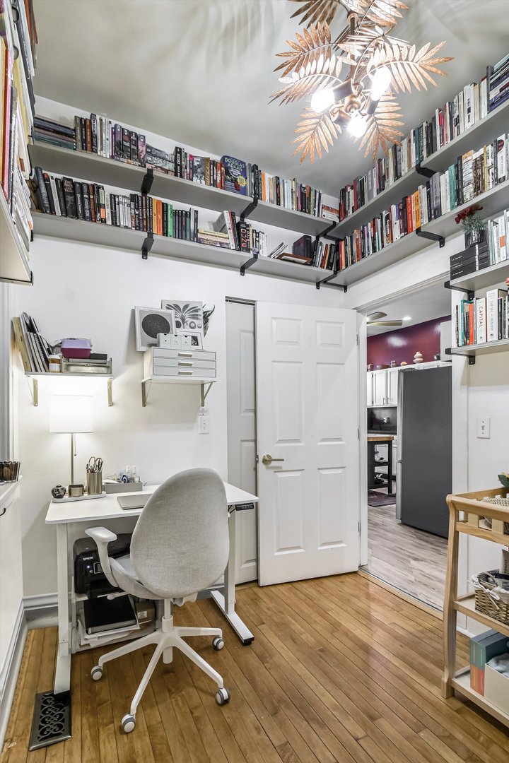 1413 North Campbell Avenue, Unit 1 Chicago, IL 60622 - Photo 15 of 20 a workspace with furniture