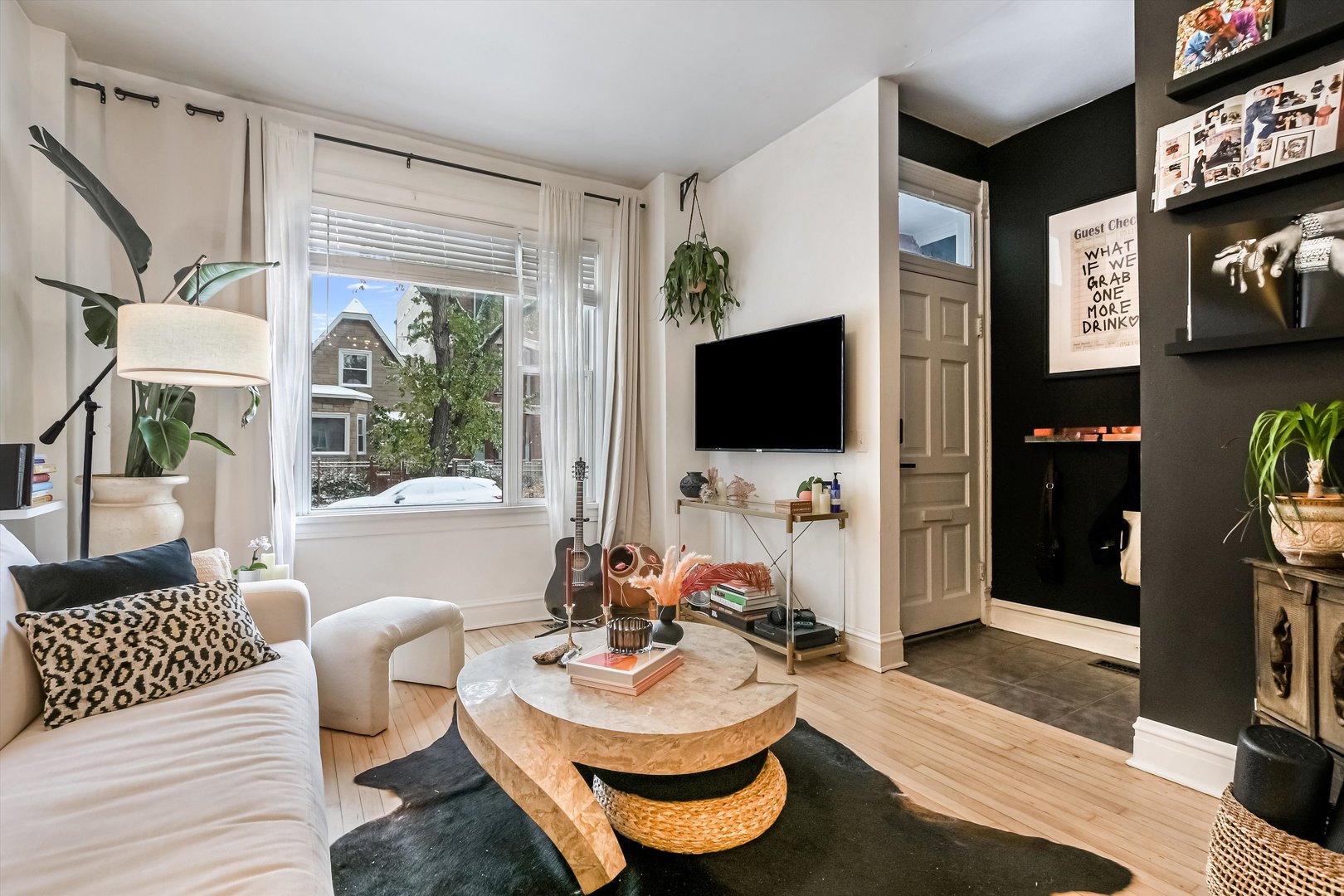 1413 North Campbell Avenue, Unit 1 Chicago, IL 60622 - Photo 3 of 20 a living room with furniture and a flat screen tv