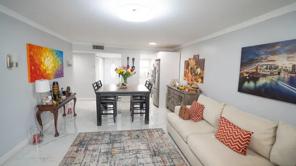 $1,800 | 8285 Sunrise Lakes Boulevard, Unit 110, Sunrise, FL 33322