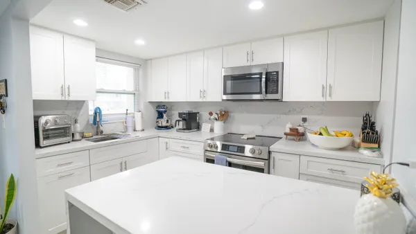 $1,800 | 8285 Sunrise Lakes Boulevard, Unit 110, Sunrise, FL 33322