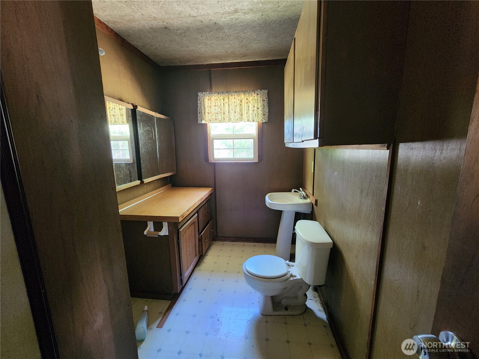 175 Stevens Road Chehalis, WA 98532 - Photo 12 of 20 a bathroom with a sink toilet and mirror