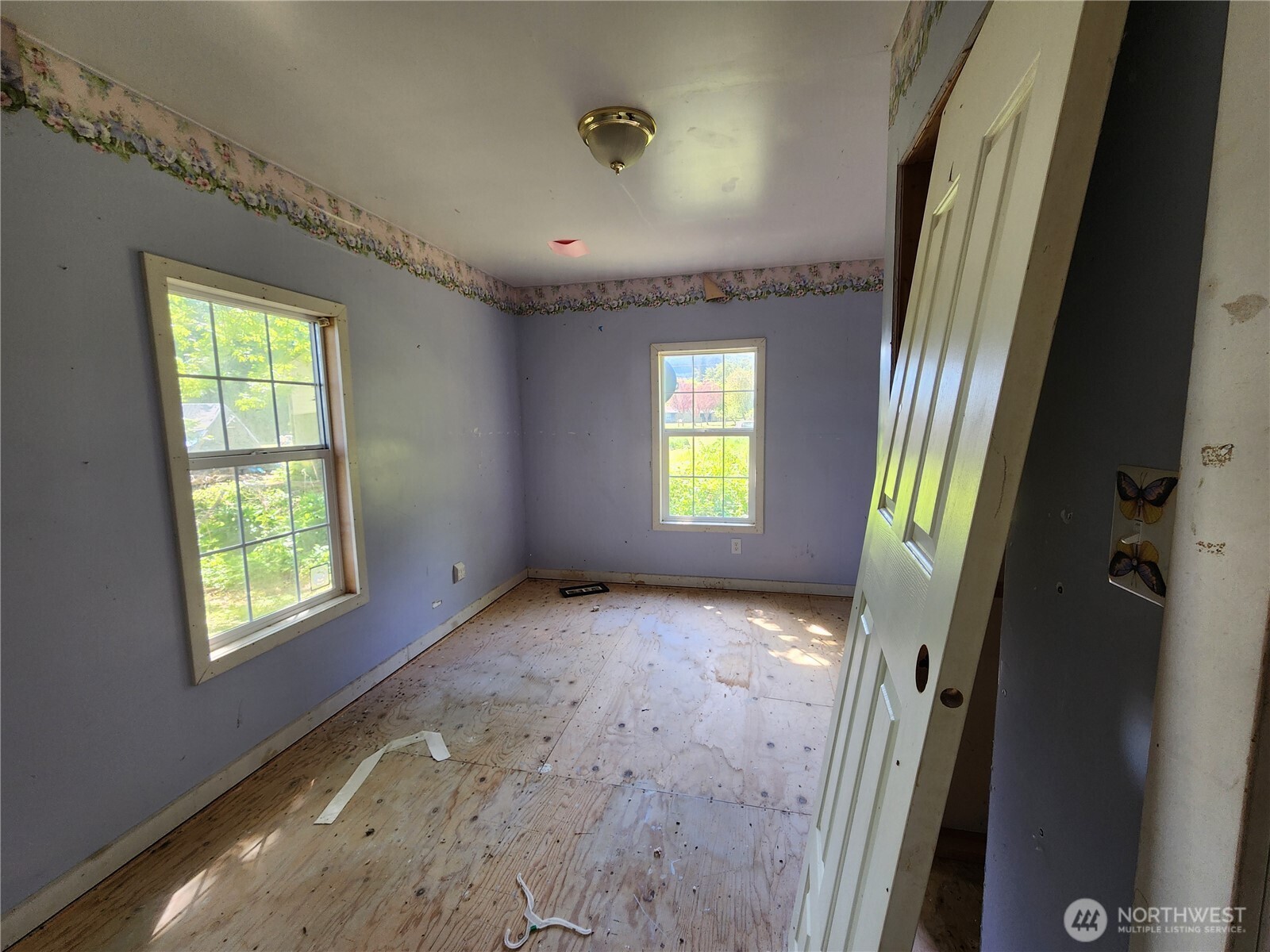 175 Stevens Road Chehalis, WA 98532 - Photo 17 of 20 a view of an empty room with a window