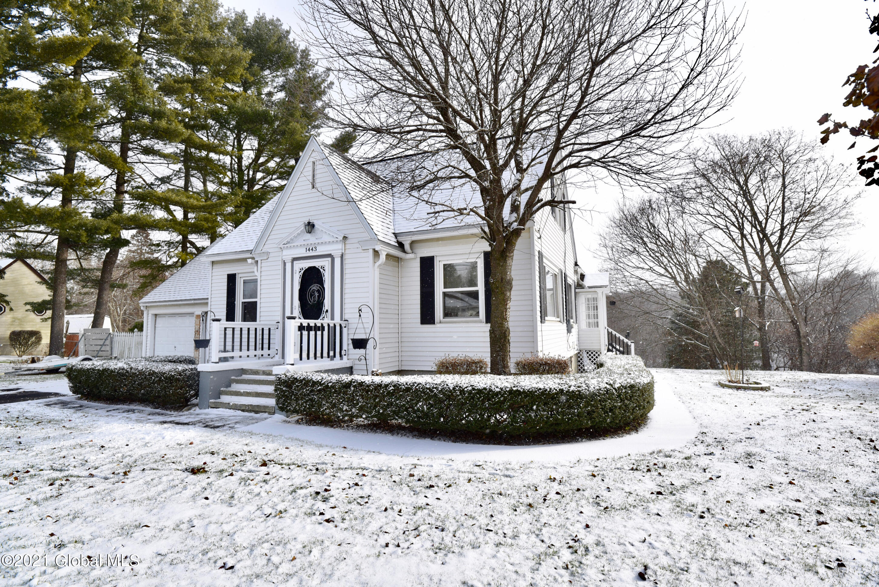 1443 Midline Road Amsterdam, NY 12010 - Photo 4 of 49 3