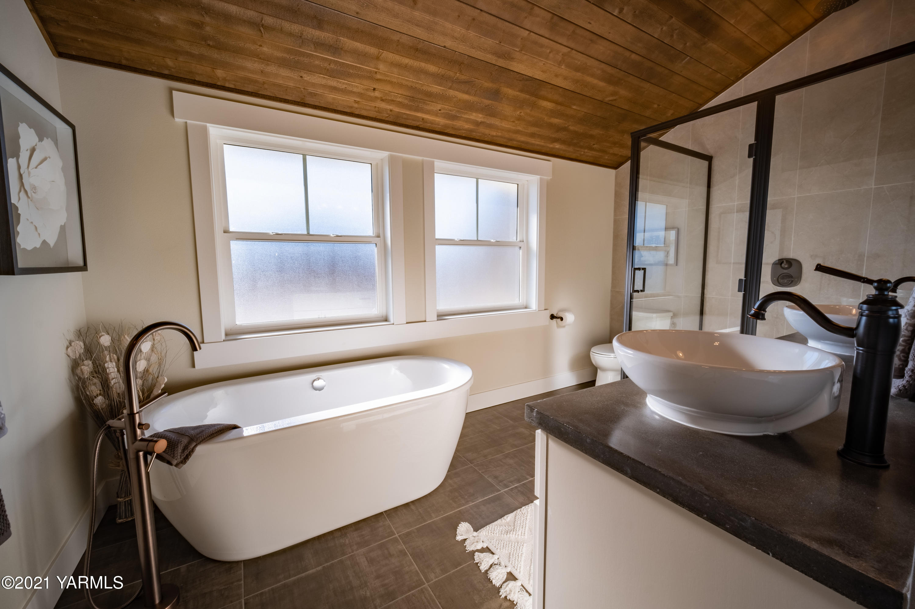 491 Elliott Road Cowiche, WA 98923 - Photo 29 of 49 a living room with furniture and window