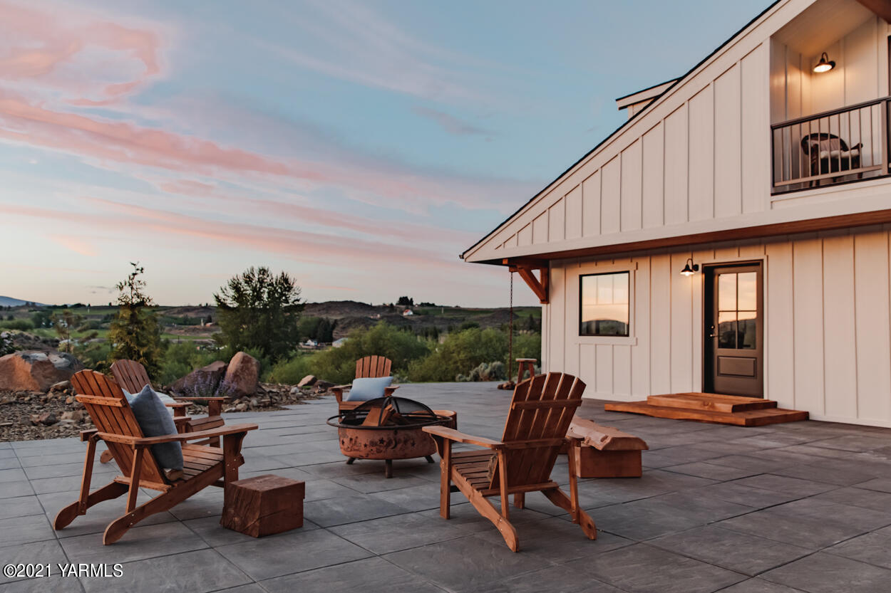 491 Elliott Road Cowiche, WA 98923 - Photo 33 of 49 a view of a patio with a table and chairs