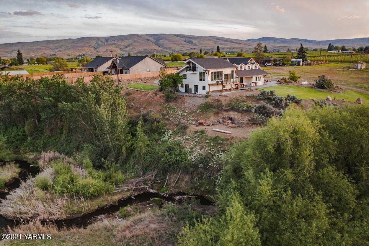 491 Elliott Road Cowiche, WA 98923 - Photo 43 of 49 an aerial view of residential house with outdoor space and river