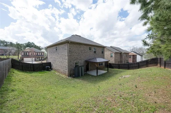 a view of a house with a backyard