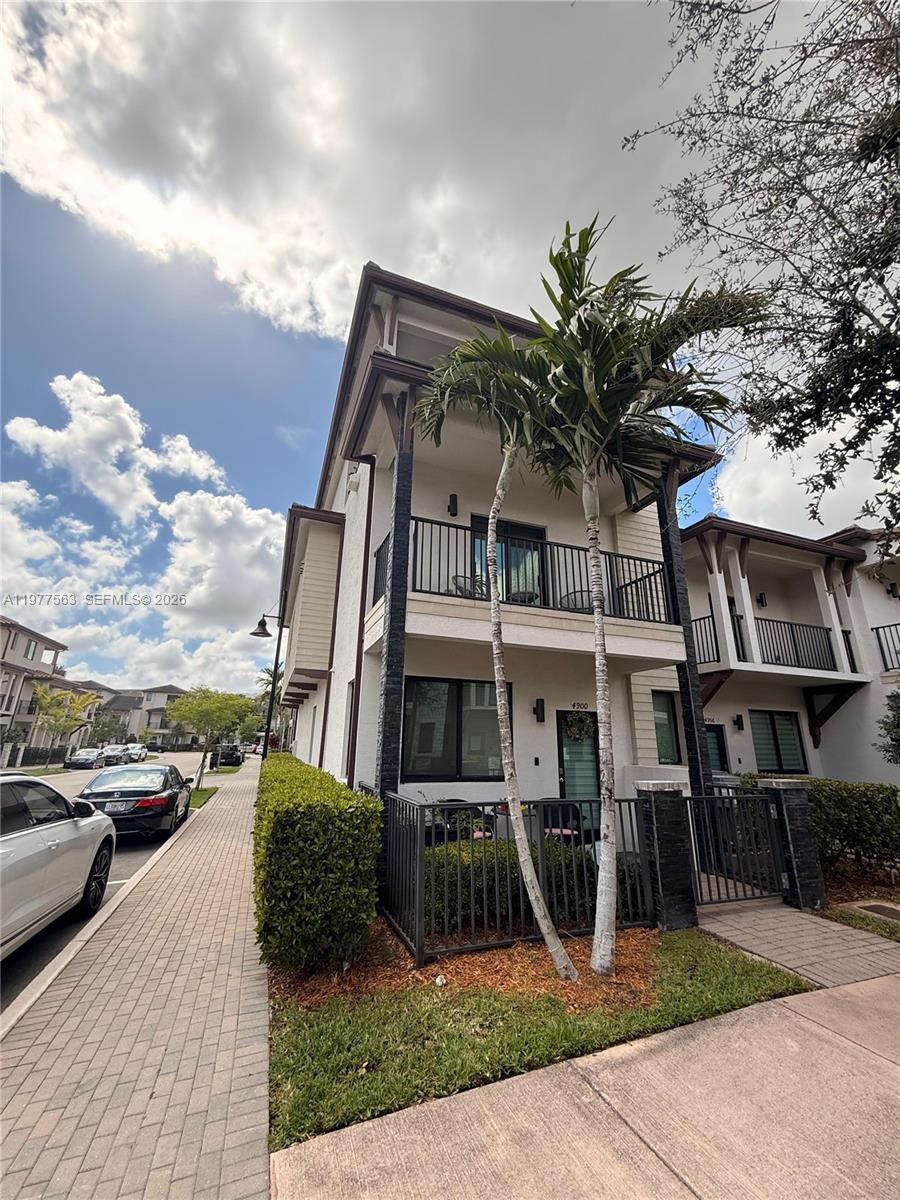 4900 Northwest 83rd Path Doral, FL 33166 - Photo 2 of 39