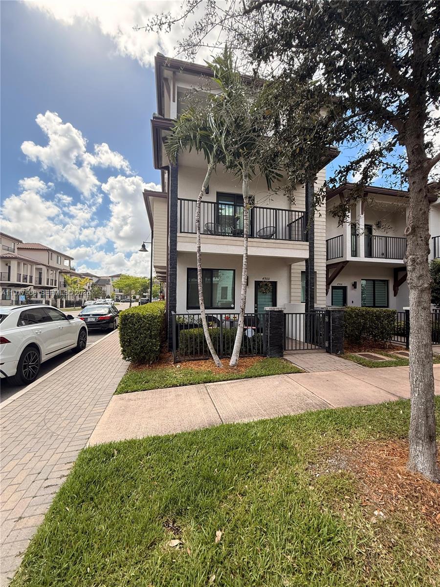 4900 Northwest 83rd Path Doral, FL 33166 - Photo 3 of 39