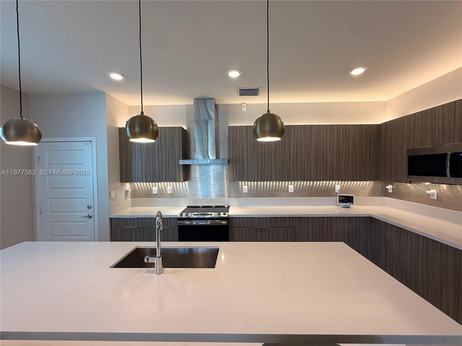 4900 Northwest 83rd Path Doral, FL 33166 - Photo 4 of 39