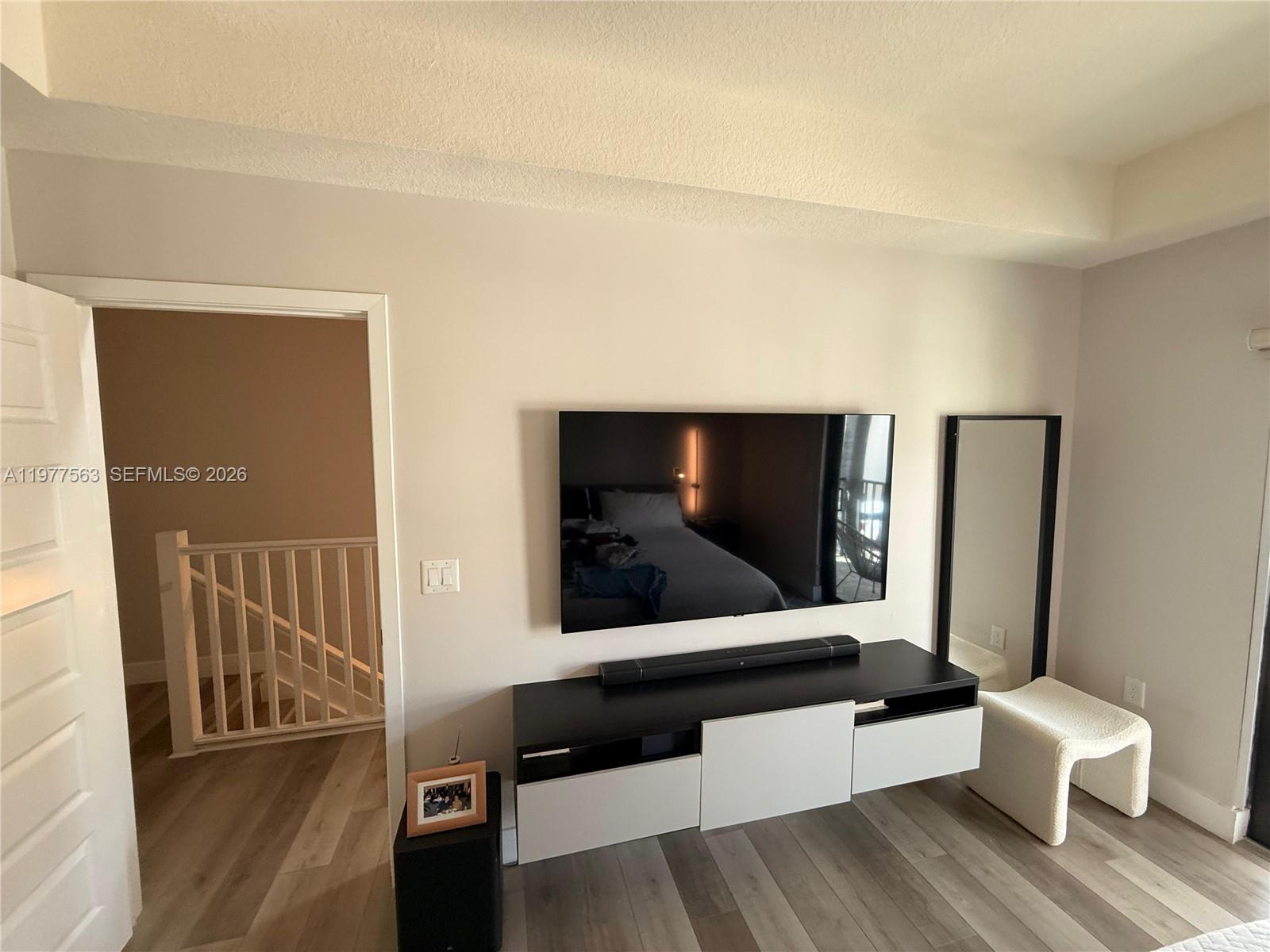 4900 Northwest 83rd Path Doral, FL 33166 - Photo 7 of 39