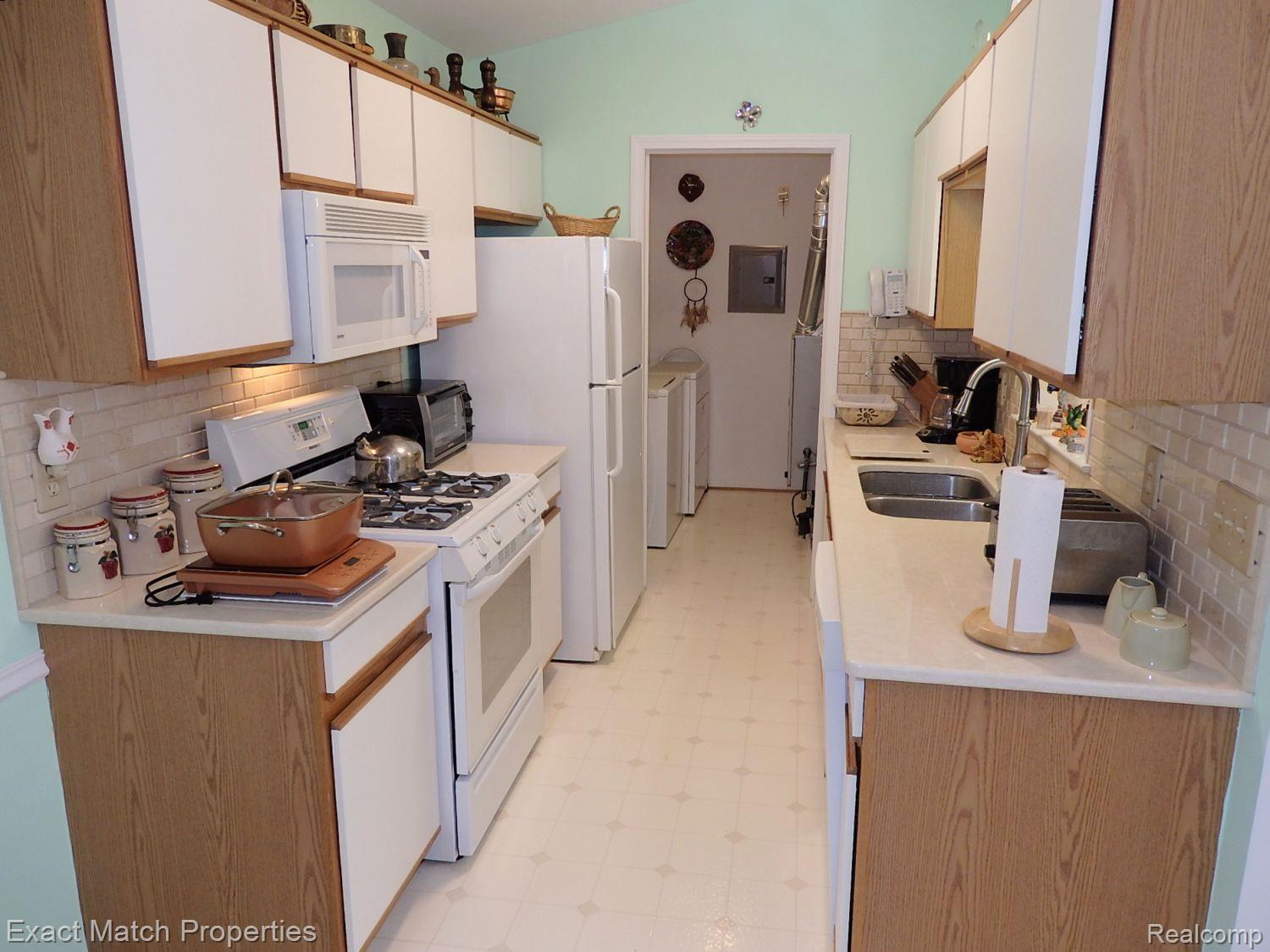 240 Pine Tree Ridge, Unit 4 Waterford, MI 48327 - Photo 21 of 37 Original kitchen is in excellent condition.