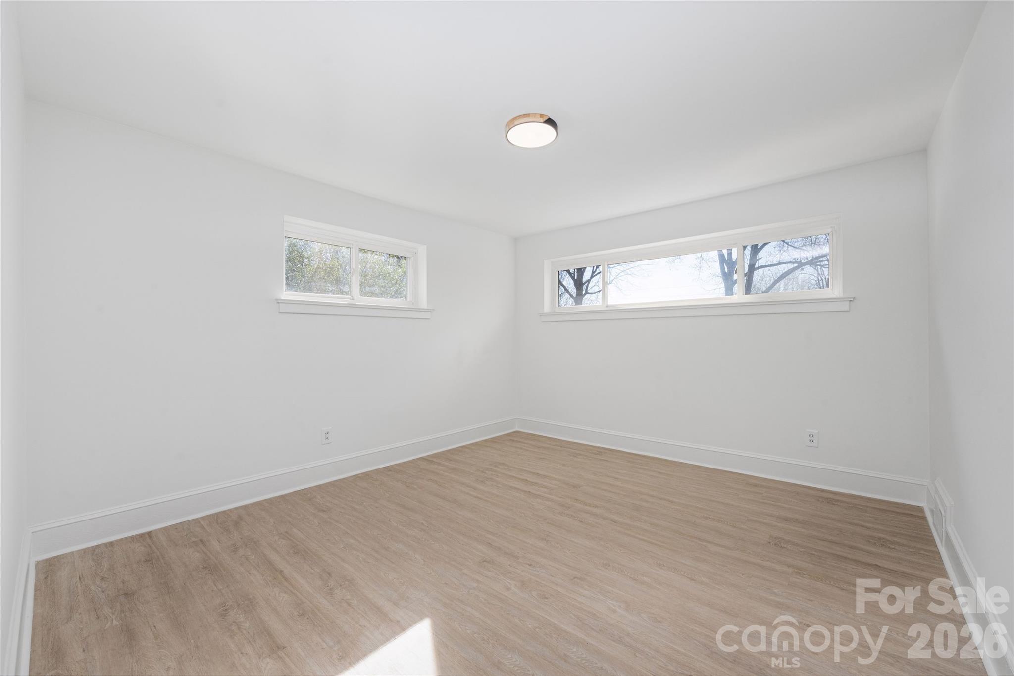 9424 Pembroke Road Huntersville, NC 28078 - Photo 20 of 39 an empty room with a workbench