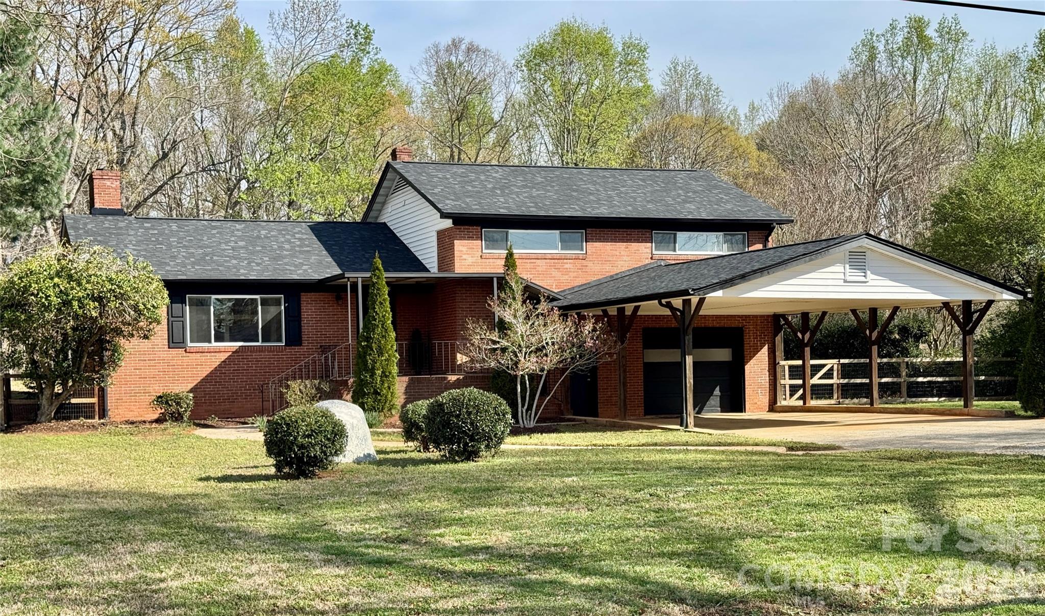 9424 Pembroke Road Huntersville, NC 28078 - Photo 2 of 39 a front view of a house with garden