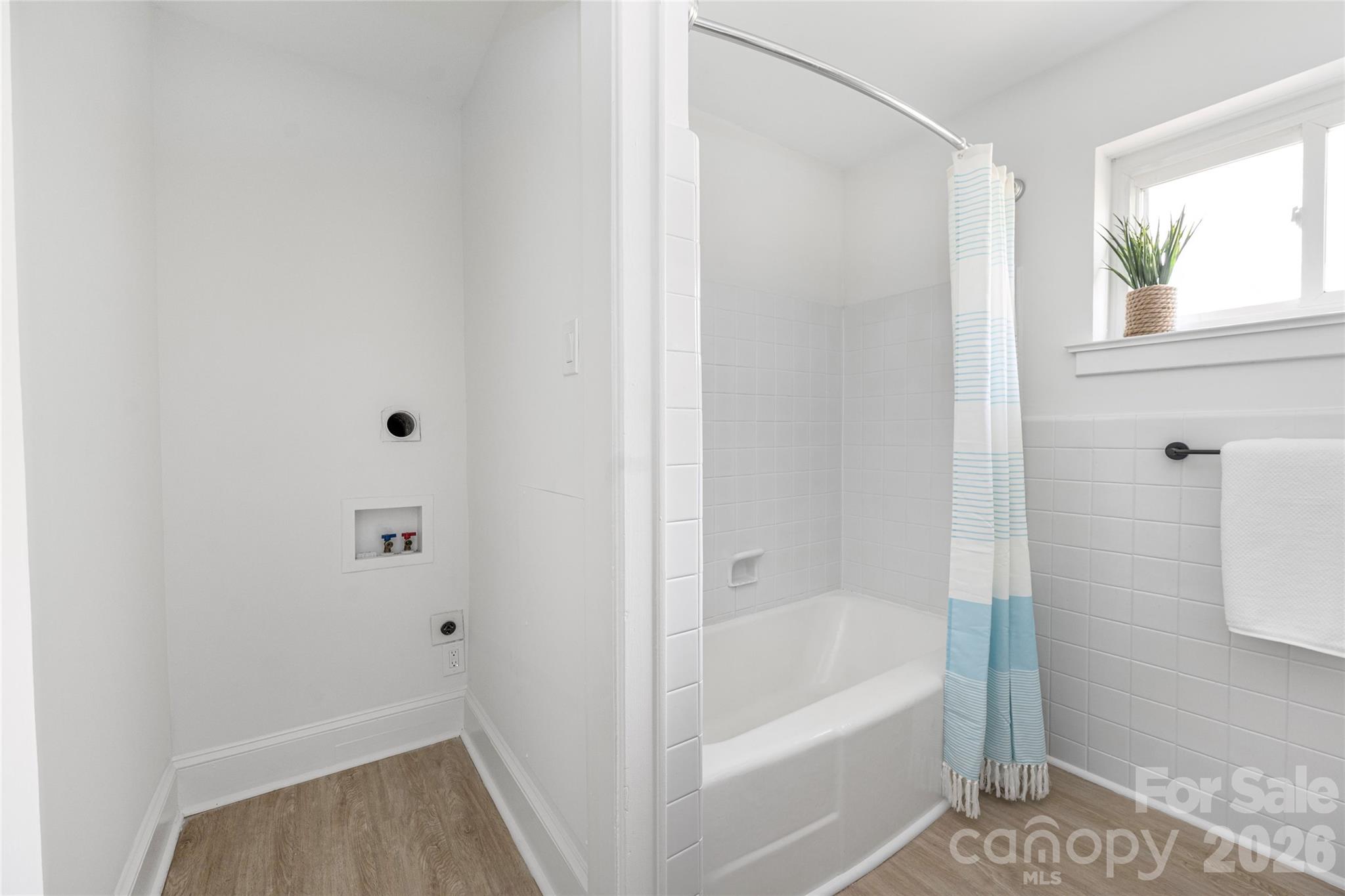9424 Pembroke Road Huntersville, NC 28078 - Photo 23 of 39 a bathroom with a bathtub