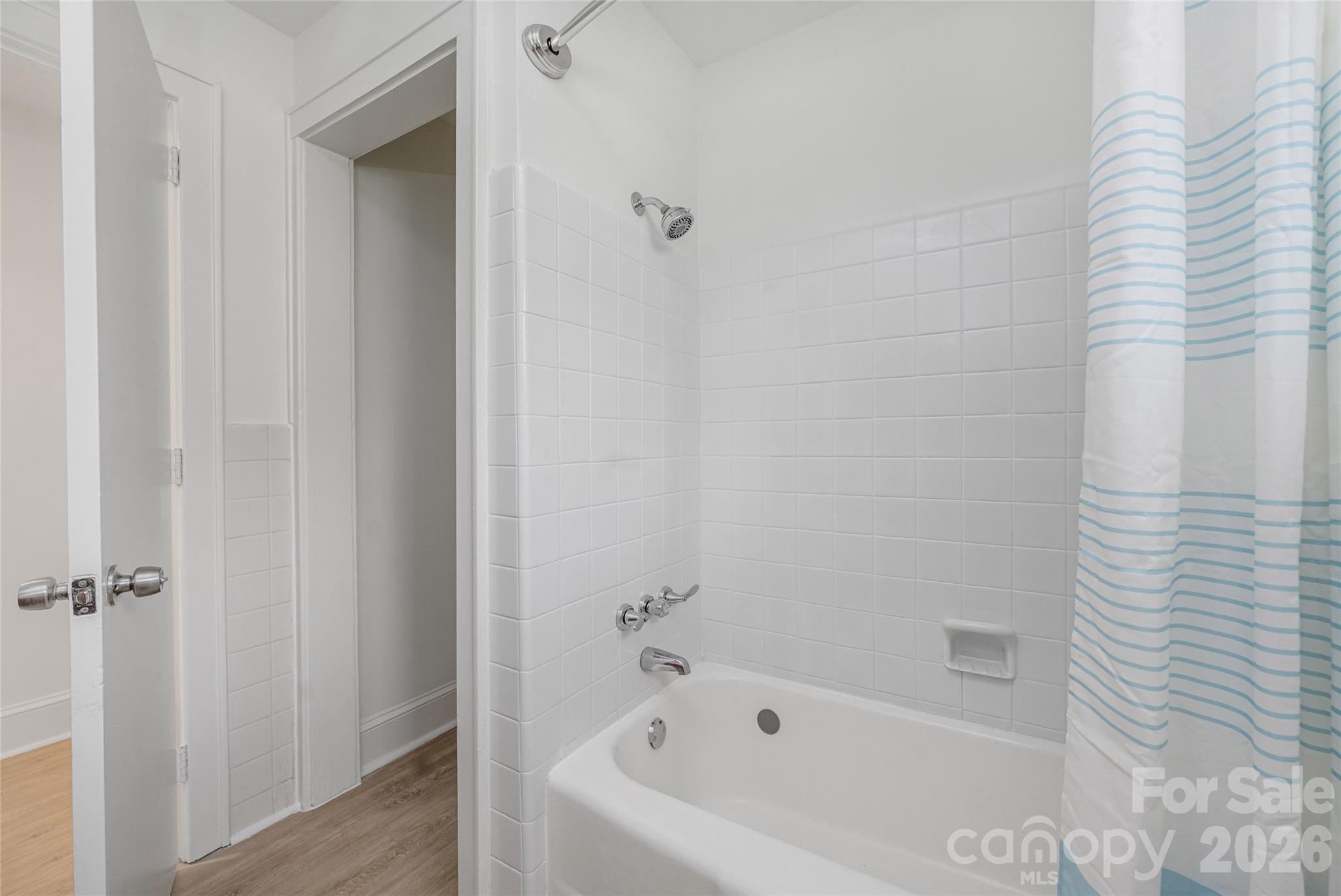 9424 Pembroke Road Huntersville, NC 28078 - Photo 24 of 39 a bathroom with a bathtub