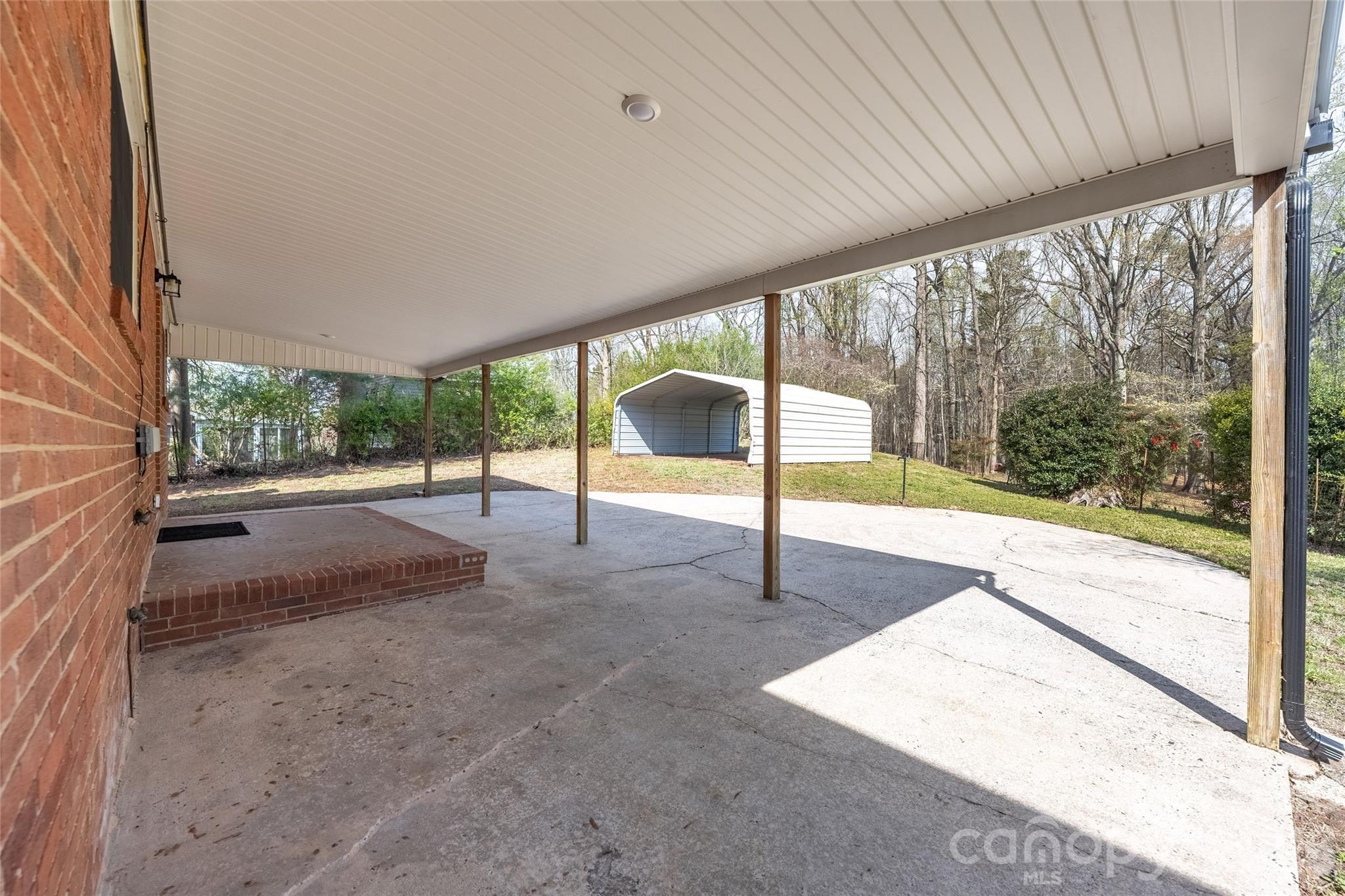 9424 Pembroke Road Huntersville, NC 28078 - Photo 33 of 39 a view of an empty room with a floor to ceiling window