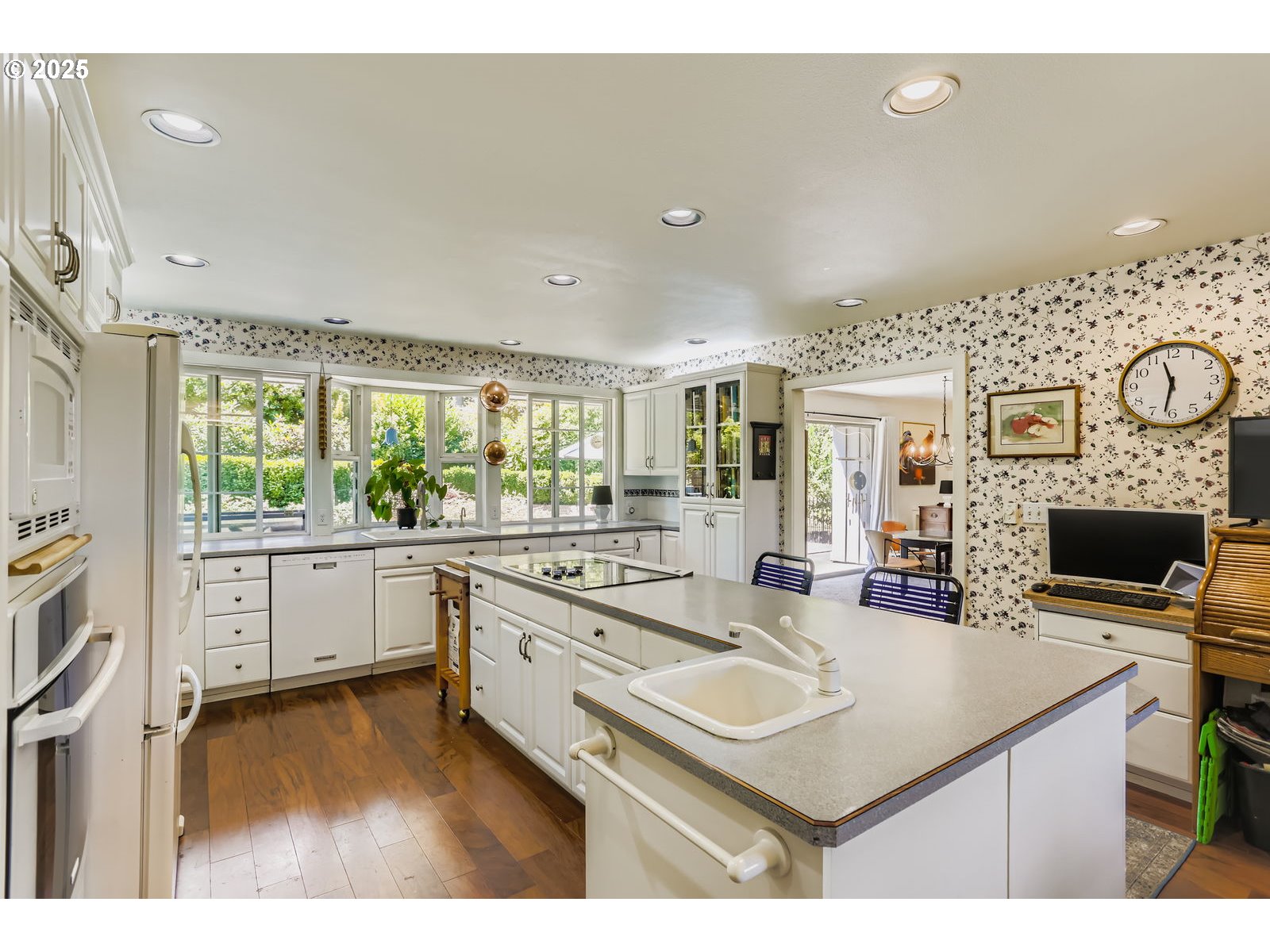 280 Shaff Road Southeast Stayton, OR 97383 - Photo 11 of 28 a kitchen with kitchen island a stove a sink a oven a dining table and chairs with wooden floor