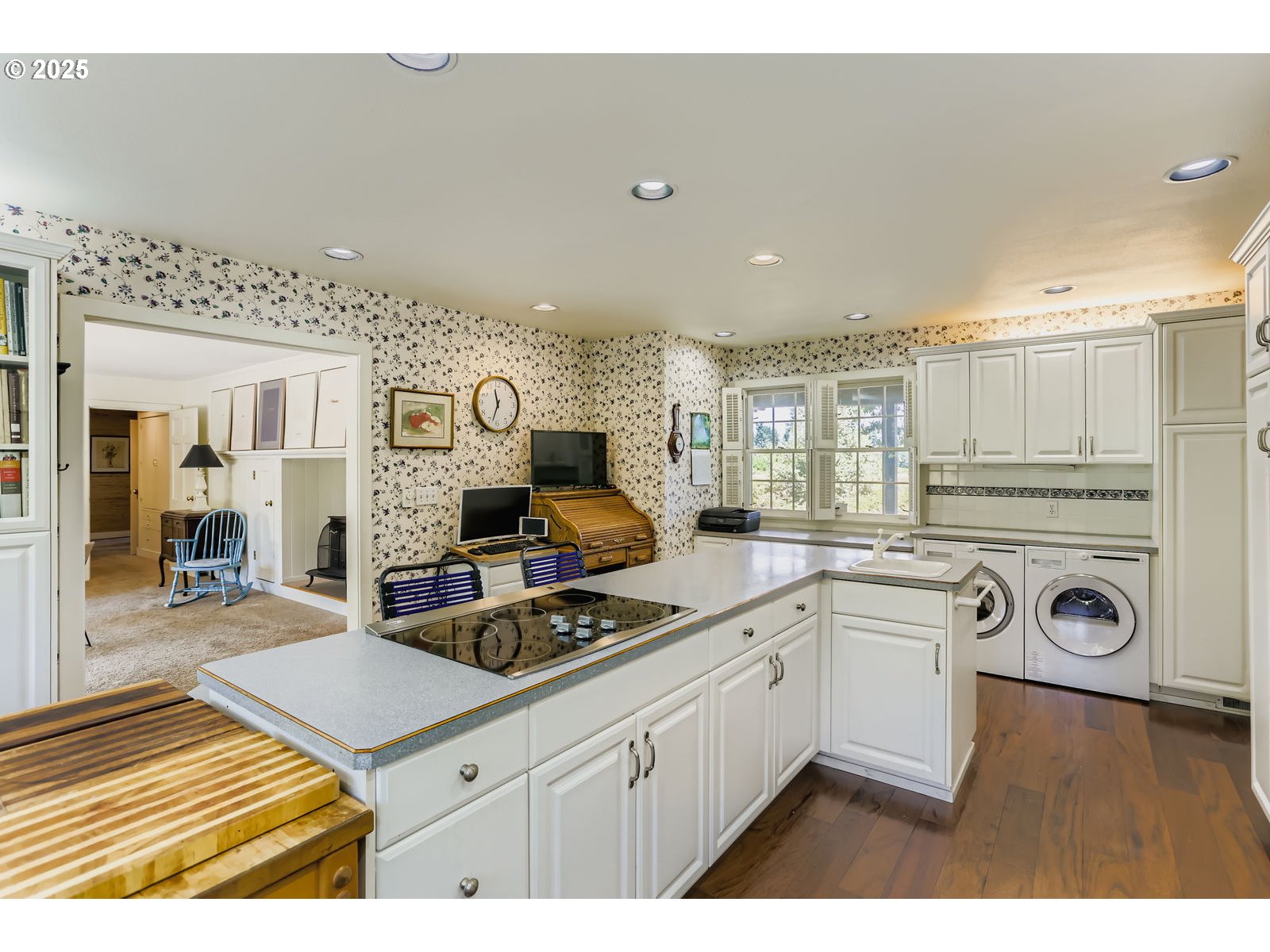 280 Shaff Road Southeast Stayton, OR 97383 - Photo 13 of 28 a kitchen with cabinets a sink and appliances