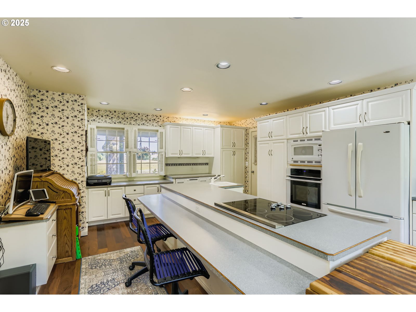 280 Shaff Road Southeast Stayton, OR 97383 - Photo 14 of 28 a room with stainless steel appliances kitchen island granite countertop a table chairs in it and wooden floors
