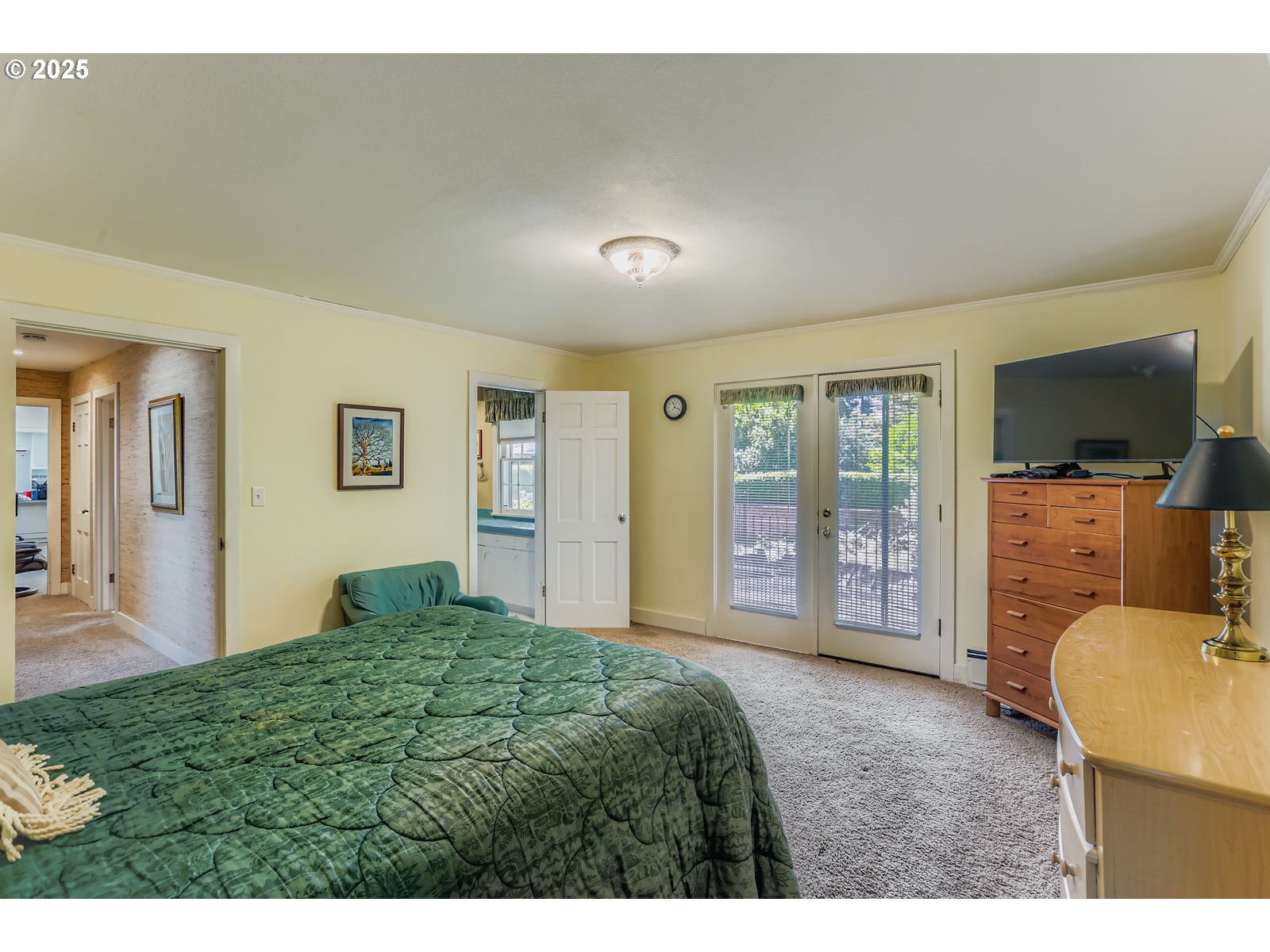 280 Shaff Road Southeast Stayton, OR 97383 - Photo 16 of 28 a living room with furniture a flat screen tv and a flat screen tv