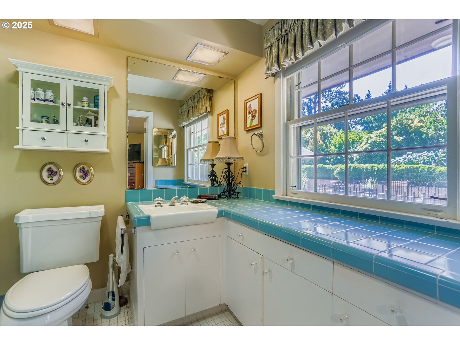 280 Shaff Road Southeast Stayton, OR 97383 - Photo 17 of 28 a bathroom with a toilet a sink and a large mirror
