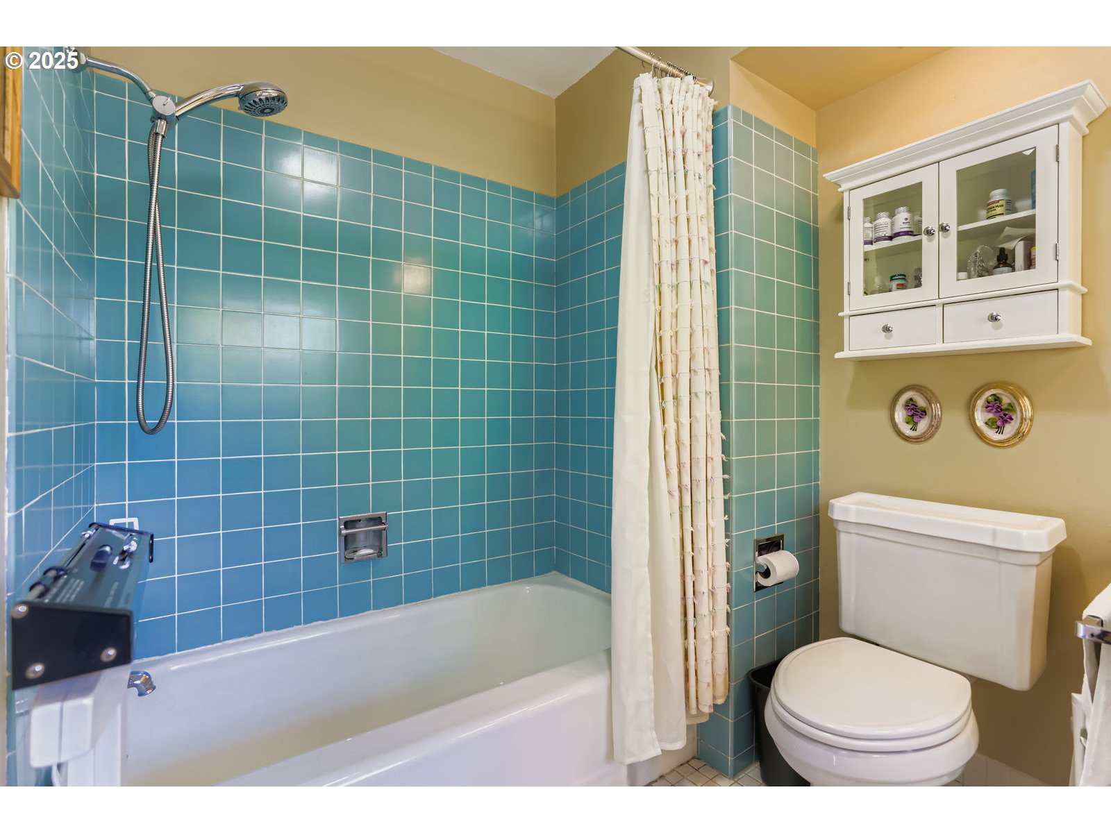 280 Shaff Road Southeast Stayton, OR 97383 - Photo 18 of 28 a bathroom with a toilet a sink and bathtub