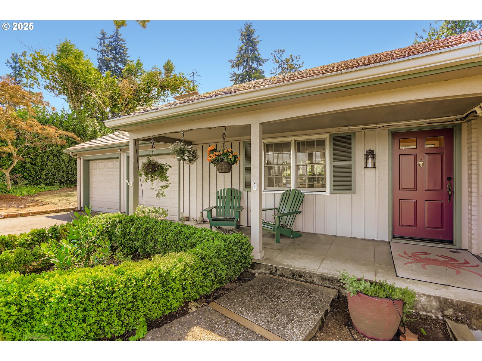 280 Shaff Road Southeast Stayton, OR 97383 - Photo 3 of 28 a front view of a house with a garden