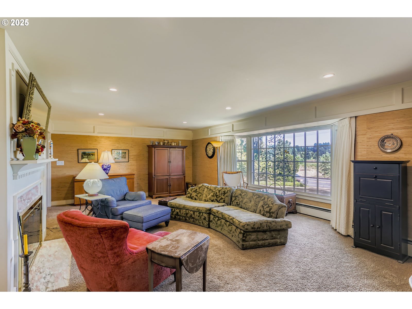 280 Shaff Road Southeast Stayton, OR 97383 - Photo 5 of 28 a living room with furniture and a flat screen tv