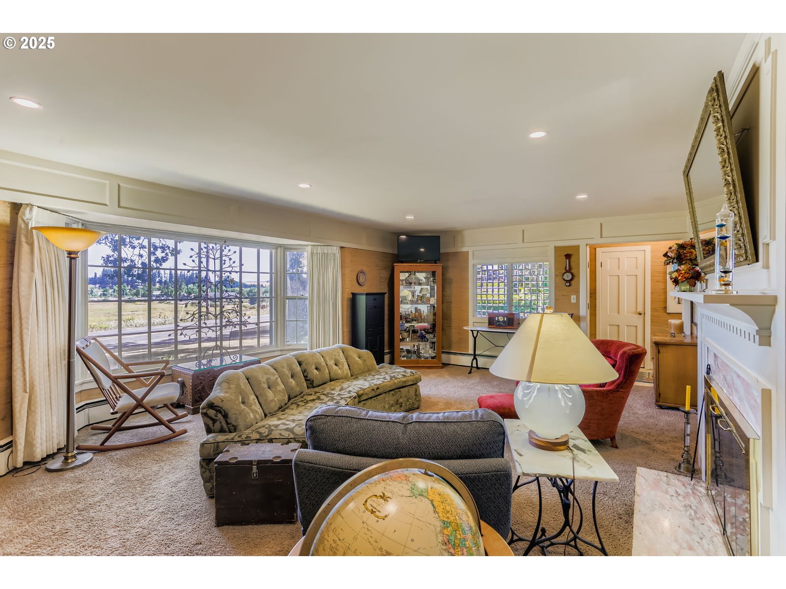 280 Shaff Road Southeast Stayton, OR 97383 - Photo 7 of 28 a living room with furniture and a flat screen tv