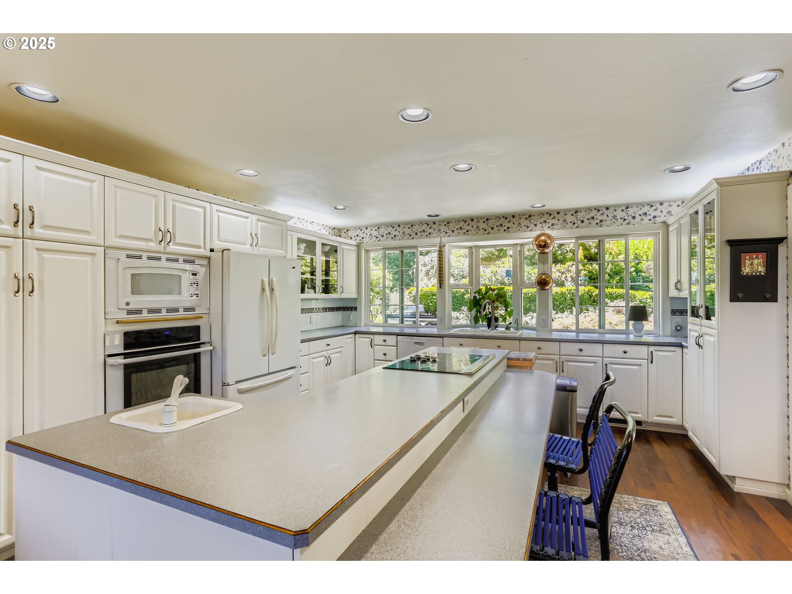 280 Shaff Road Southeast Stayton, OR 97383 - Photo 10 of 28 a kitchen with stainless steel appliances a microwave a stove and refrigerator