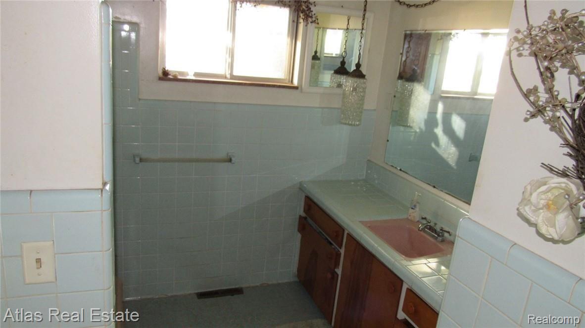 8089 Holly Road Grand Blanc, MI 48439 - Photo 16 of 23 IMG_0520.JPG