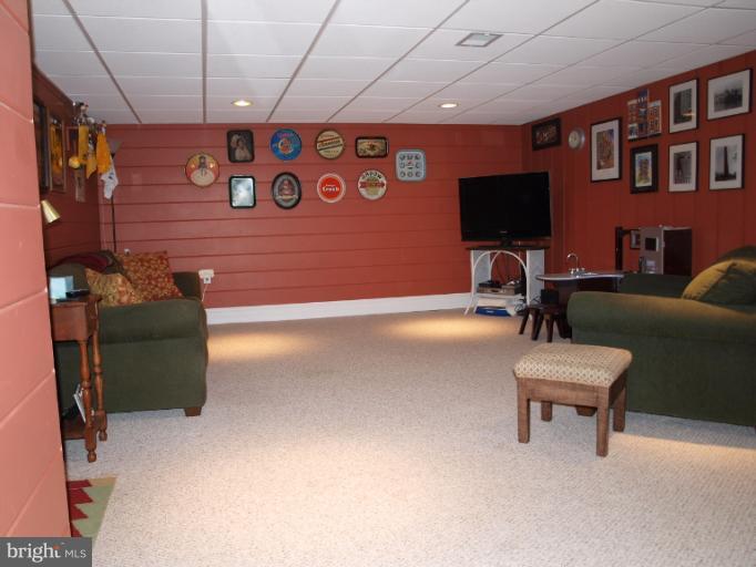 522 Piccadilly Road Towson, MD 21204 - Photo 8 of 27 Family Room