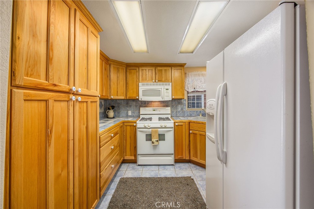1134 Scenic Way Rimforest, CA 92378 - Photo 12 of 37 Beautiful Kitchen