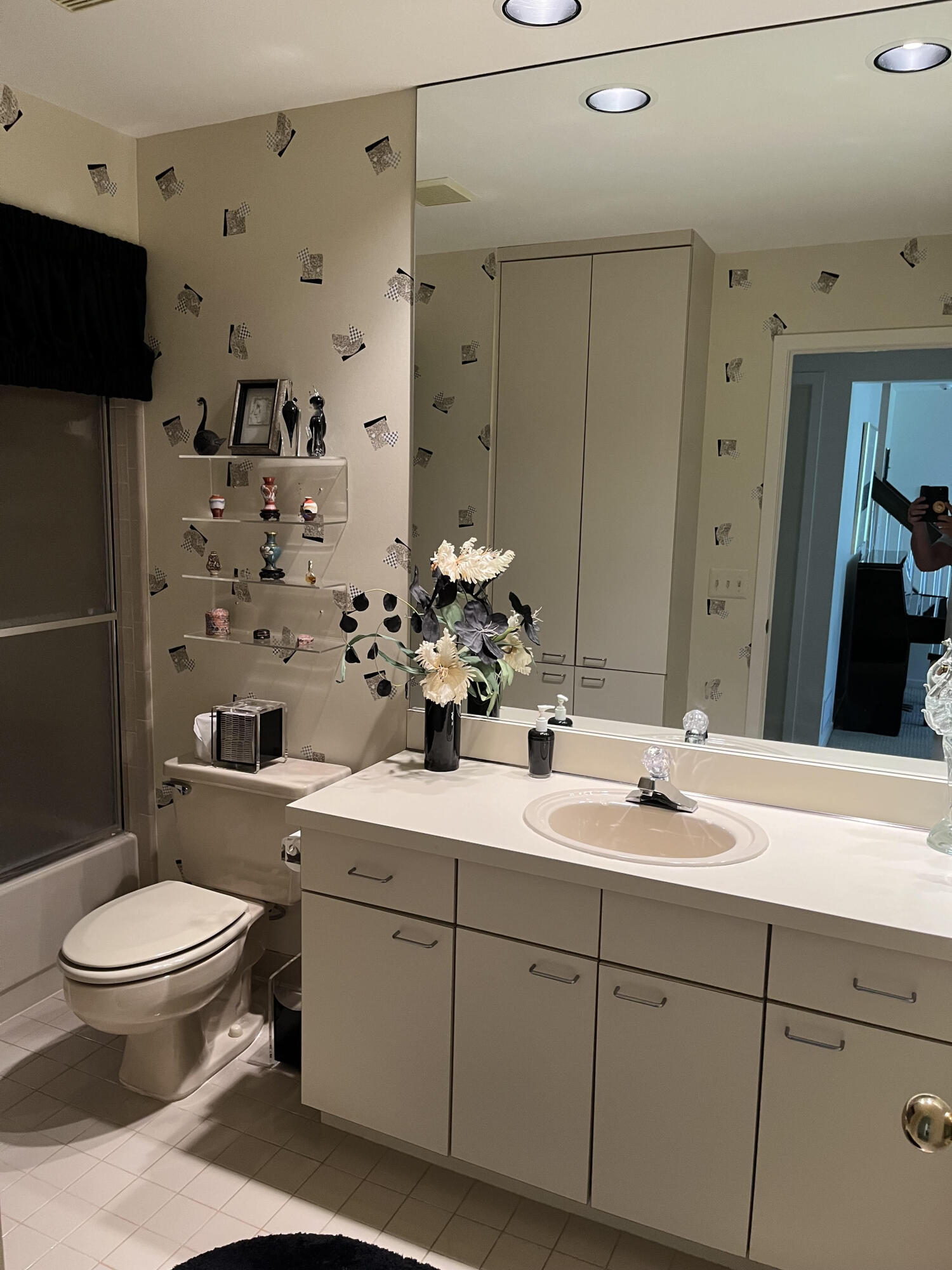6355 Noble Road, Unit 5 West Bloomfield, MI 48322 - Photo 21 of 24 lower bath